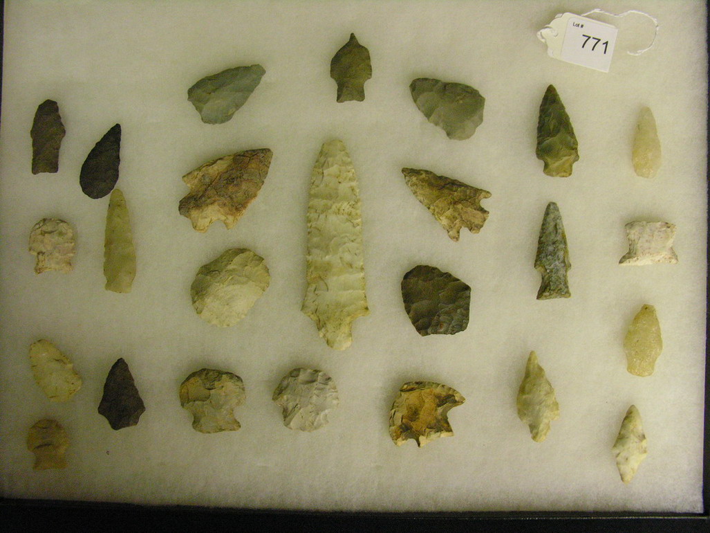 Appraisal: NATIVE AMERICAN ARROWHEADS mixed lot as found in estate points