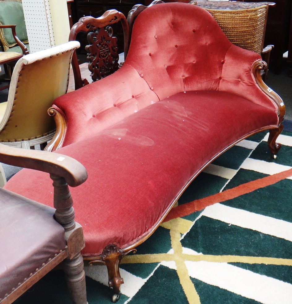 Appraisal: A Victorian walnut framed spoonback chaise longue with serpentine seat