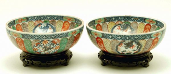 Appraisal: A pair of Imari bowls Polychrome decoration of blue rust