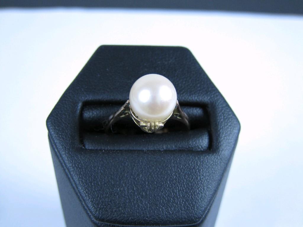 Appraisal: A single cultured Pearl Ring set in gold stamped k