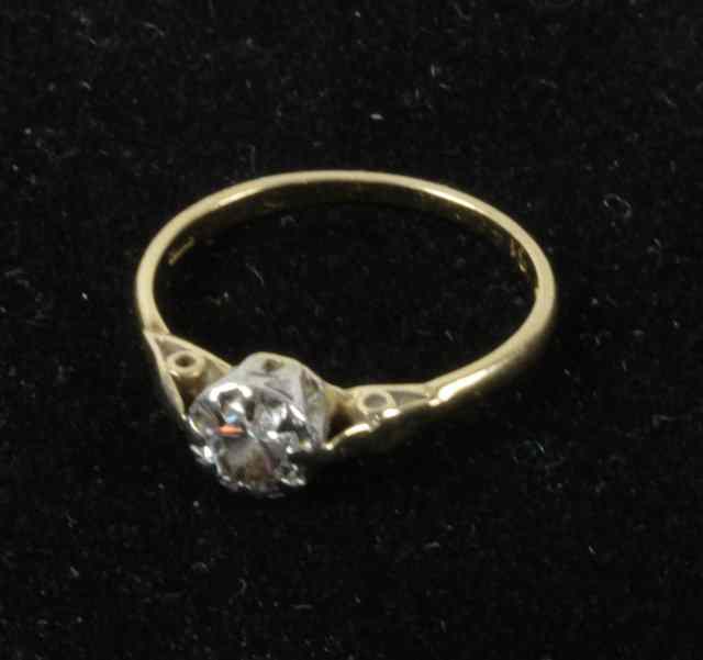 Appraisal: A diamond solitaire ring the claw set stone to scroll