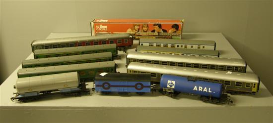 Appraisal: Various 'O' gauge and smaller rolling stock and accessories