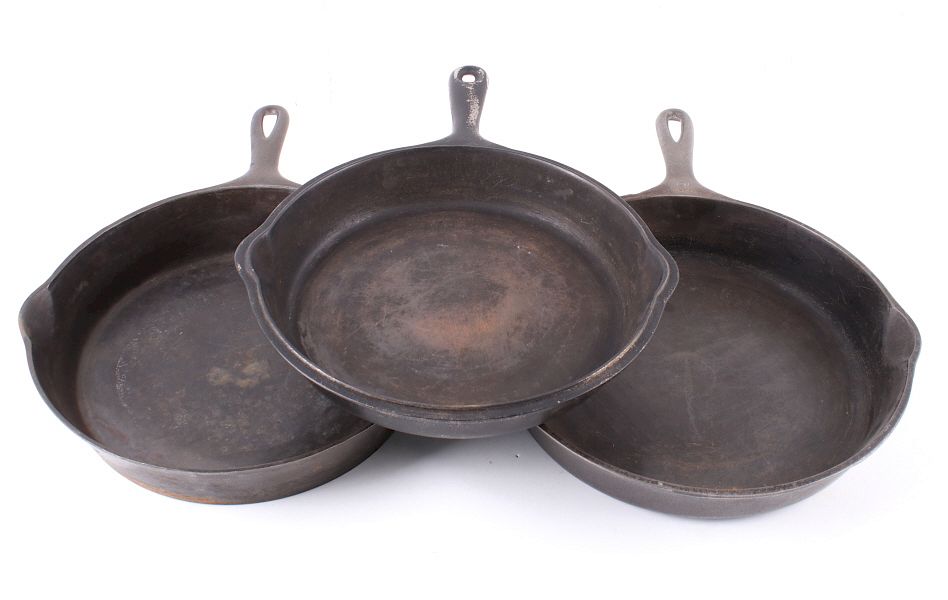 Appraisal: Wagner Ware Antique Cast Iron Skillets This lot features three