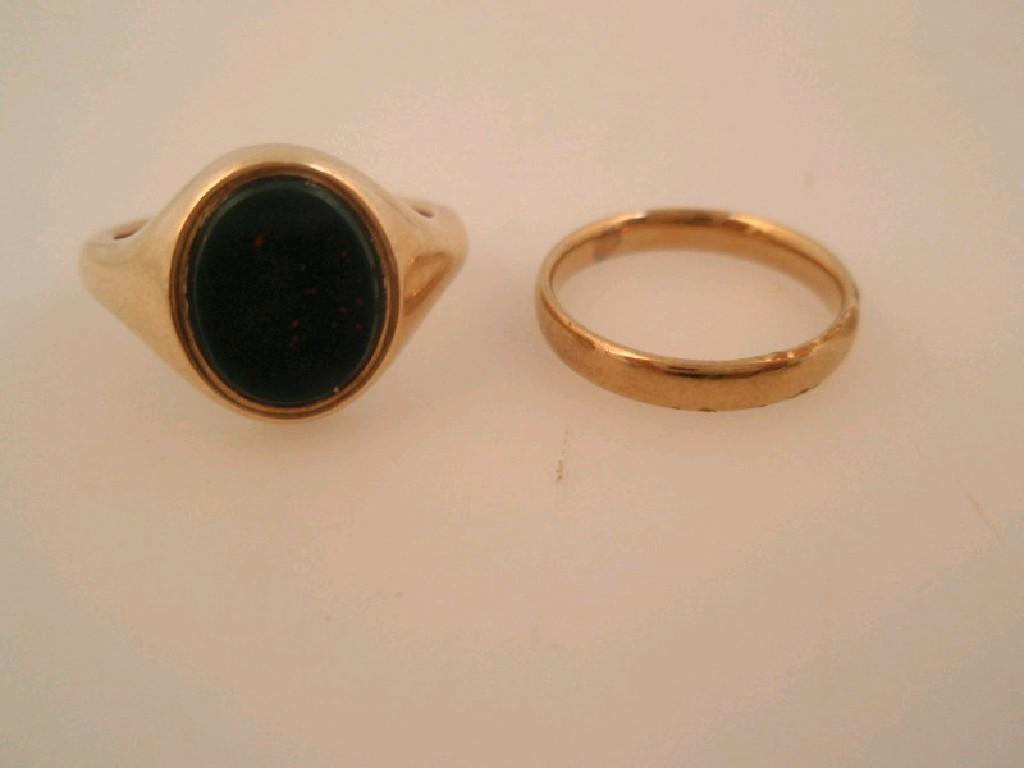 Appraisal: A gentleman's ct gold signet ring set with a bloodstone