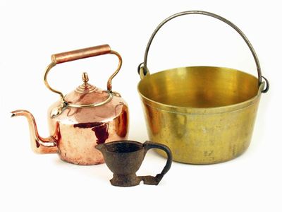 Appraisal: A th century copper kettle the detachable lid with acorn