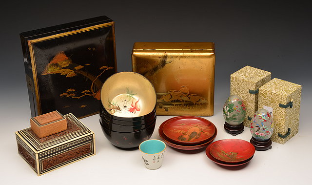 Appraisal: A SMALL COLLECTION OF ORIENTAL ITEMS TO INCLUDE a gold