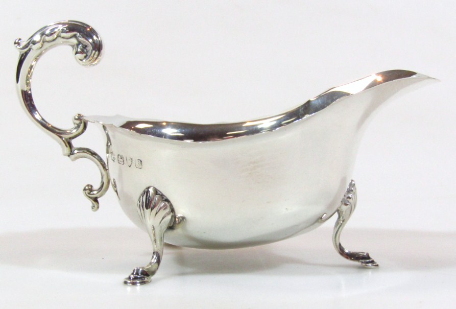 Appraisal: A George V silver sauce boat the helmet shaped body