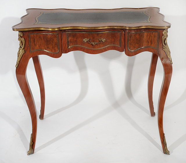 Appraisal: AN TH CENTURY FRENCH STYLE WRITING TABLE with black leather