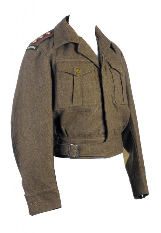 Appraisal: THE SHERWOOD FORESTERS WORLD WAR II CAPTAIN'S BATTLE DRESS including