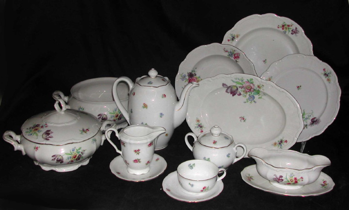 Appraisal: Seventy-Two-Piece Collection of Dinnerware consisting of a thirty-nine-piece Bayreuther Bavaria