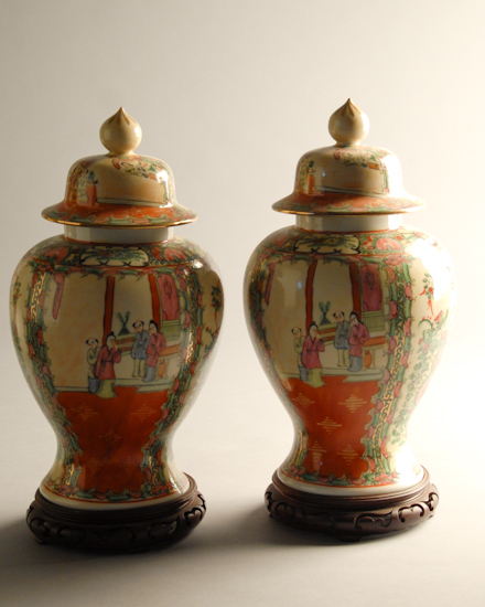 Appraisal: A Pair of Chinese Export Lidded Urns with wood bases