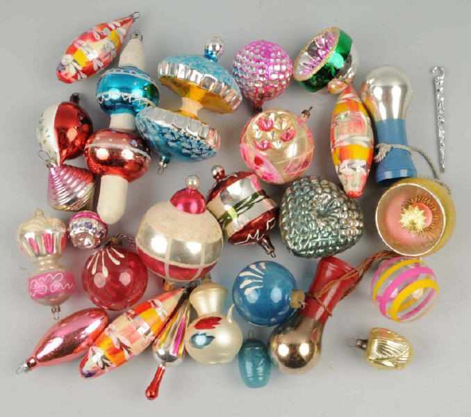 Appraisal: Lot of Assorted Christmas Ornaments Description Includes over pine cones