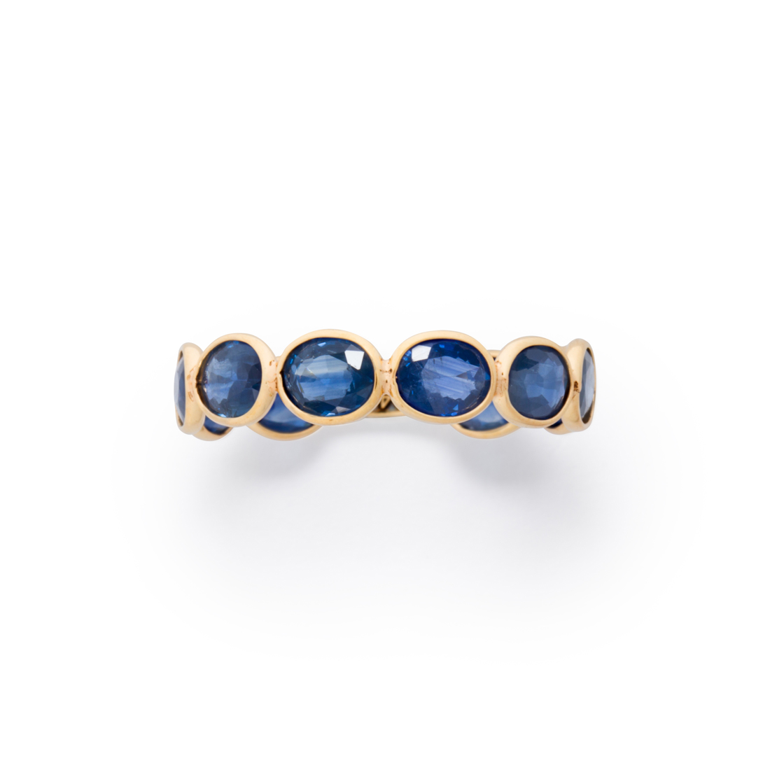 Appraisal: A SAPPHIRE AND EIGHTEEN KARAT GOLD RING A sapphire and