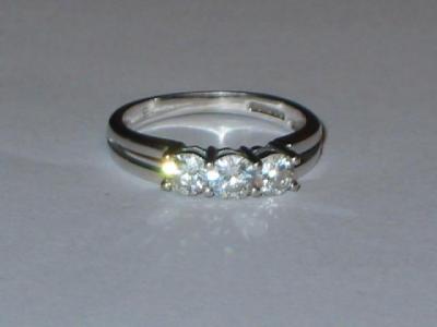 Appraisal: A THREE STONE DIAMOND RING the brilliant cut stones approximately