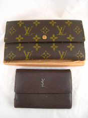 Appraisal: A Louis Vuitton wallet purse with protective cover and box