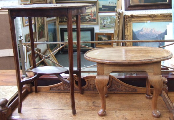 Appraisal: An Edwardian inlaid mahogany occasional table the oval top raised