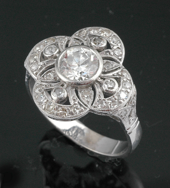 Appraisal: AN ART DECO DIAMOND PLAQUE RING Circa The floral cluster