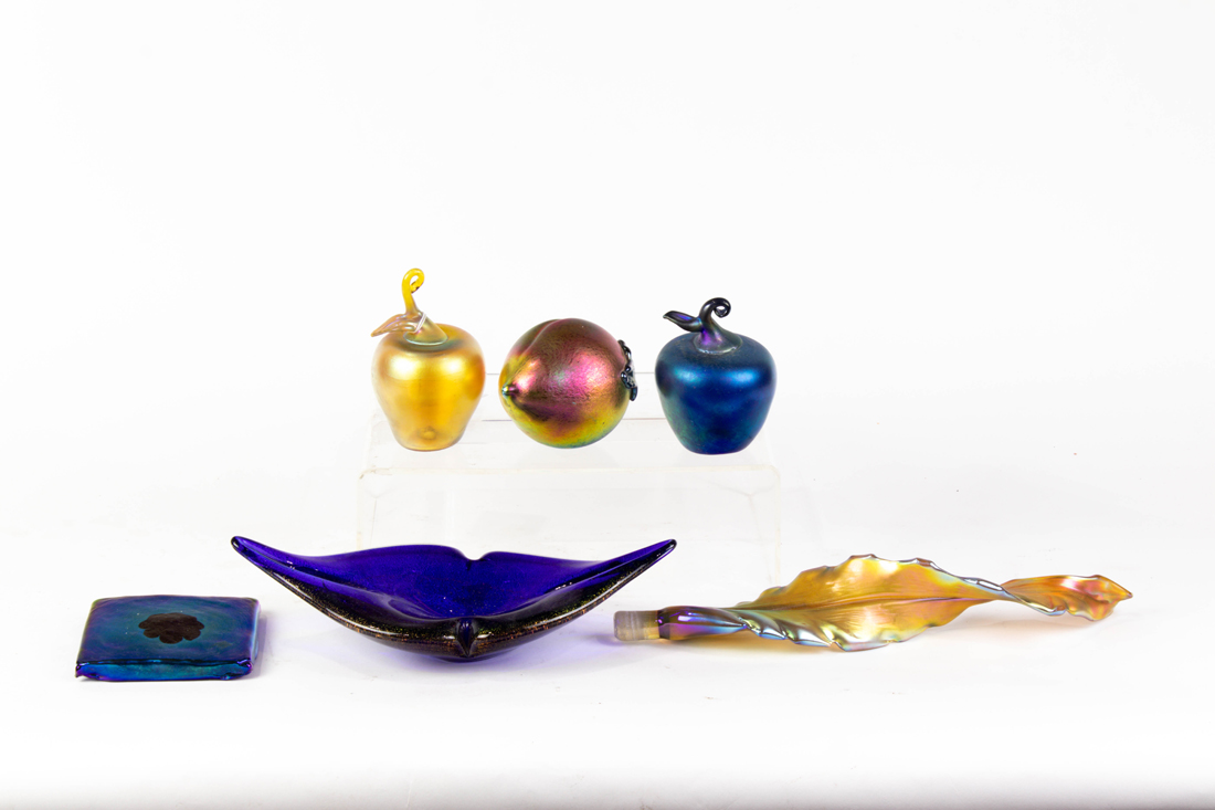 Appraisal: Lot of Lundberg studios iridescent glass articles comprising apple form