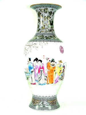 Appraisal: th century Chinese vase of baluster form decorated with gilt