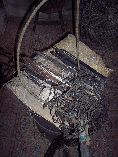 Appraisal: A quantity of netting needles and a net with wood