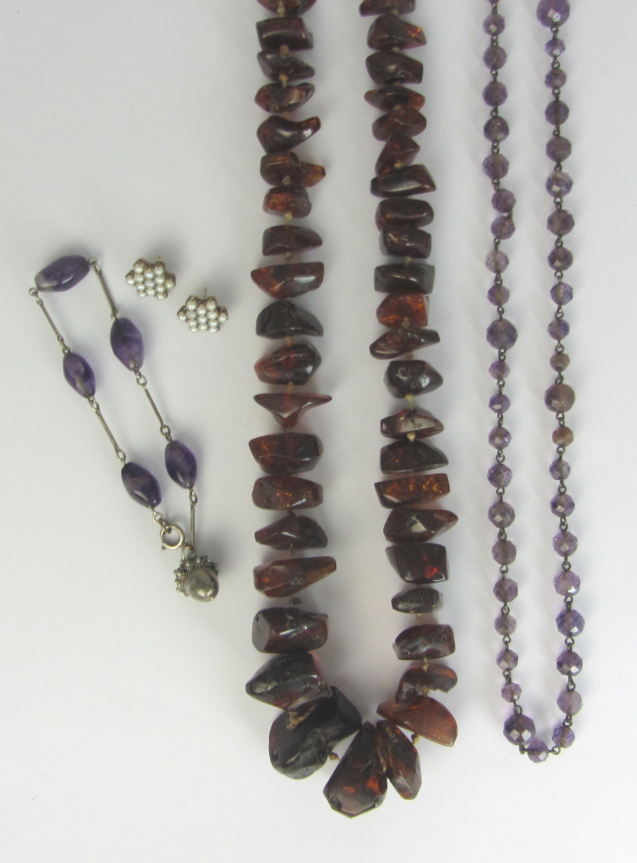 Appraisal: A single row necklace of graduated amber beads of irregular