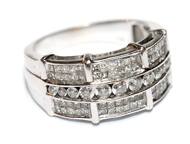 Appraisal: A CONTEMPORARY DIAMOND SET RING single row of graduated brilliant