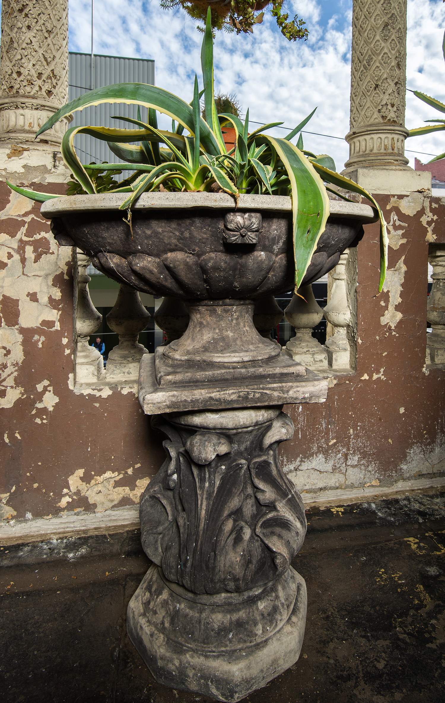 Appraisal: A CLASSICAL STYLE CONCRETE PLANTER ON A PEDESTAL WITH A