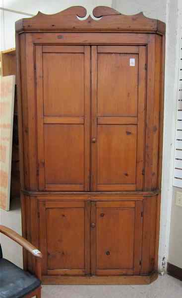 Appraisal: COUNTRY PINE CORNER CUPBOARD American th century divided into upper