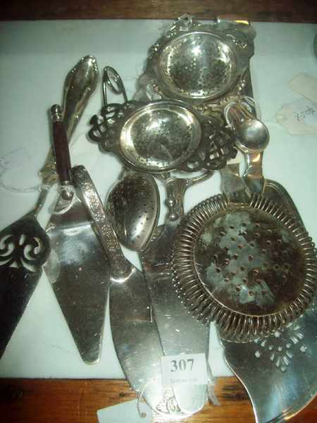 Appraisal: A COLLECTION OF SIX VICTORIAN SILVER PLATED CAKE LIFTERS AND