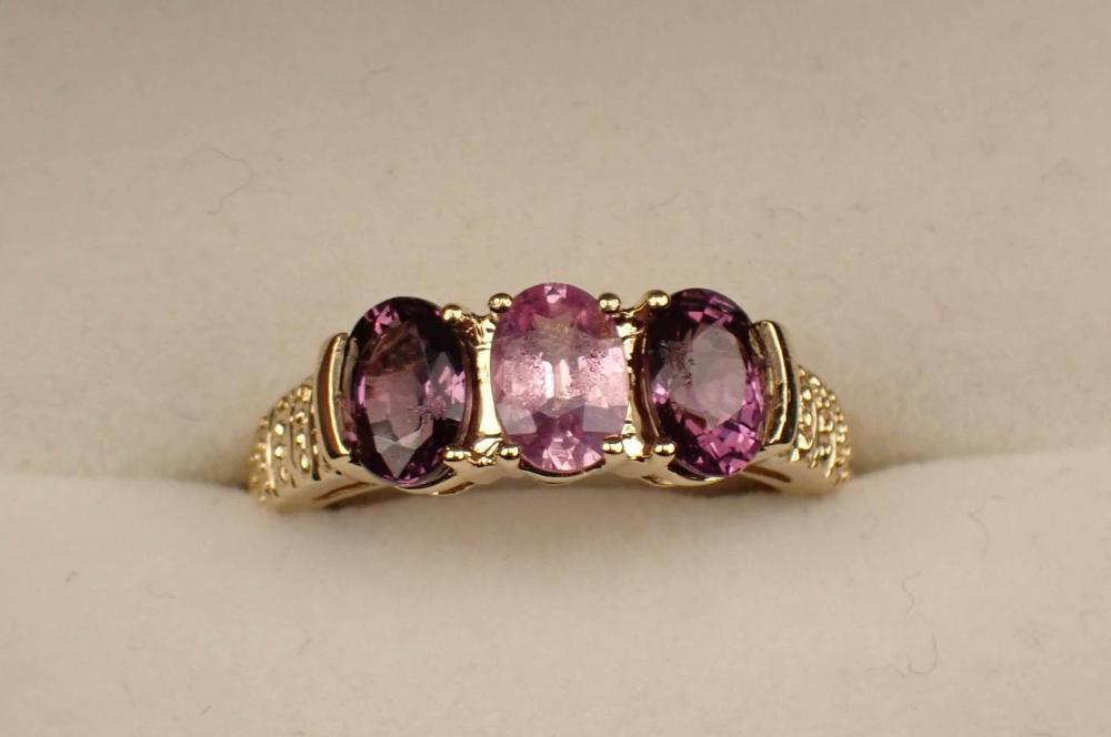 Appraisal: MULTI COLOR SPINEL AND FOURTEEN KARAT GOLD RING The yellow