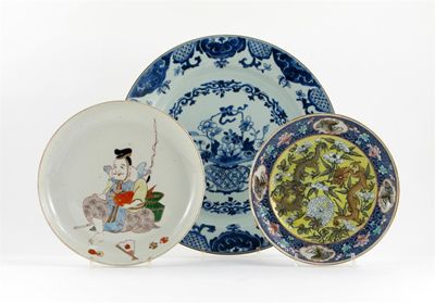 Appraisal: A Chinese blue and white plate painted with a large