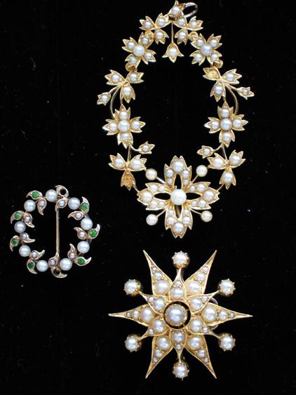 Appraisal: AN EDWARDIAN STAR BROOCH PENDANT set overall with graduated seed