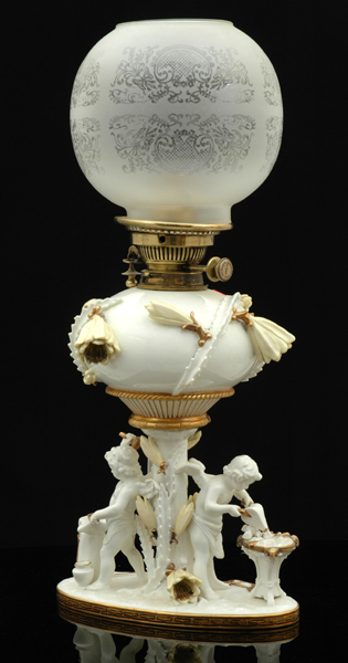 Appraisal: A MOORE BROTHERS PORCELAIN BANQUET LAMP Circa The ovoid font