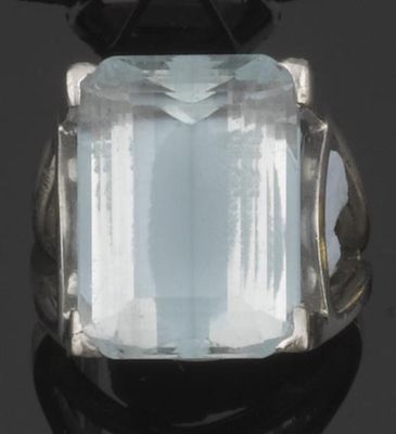 Appraisal: An aquamarine ring The emerald cut aquamarine is set in