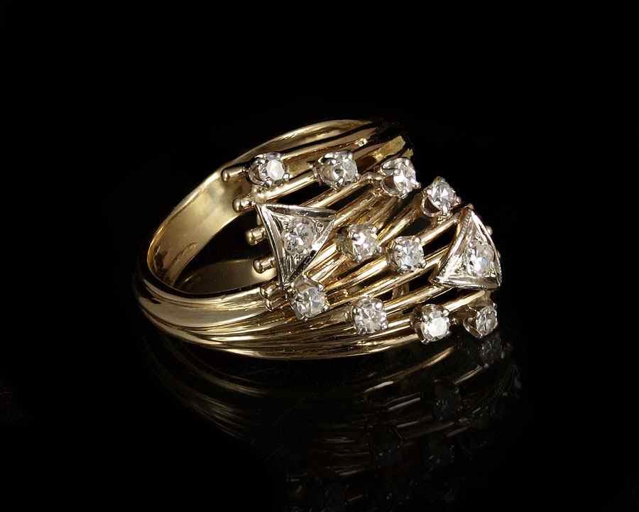 Appraisal: K DIAMOND RING K yellow gold ring contains round single