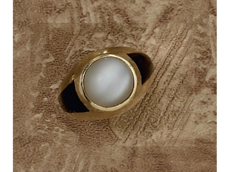 Appraisal: MAN'S MOONSTONE AND ONYX RING k yellow gold featuring mm