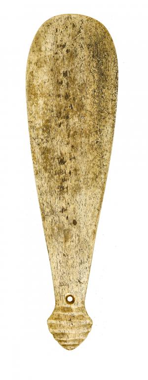 Appraisal: A MAORI WHALEBONE HAND CLUB PATU MERE of characteristic spatulate