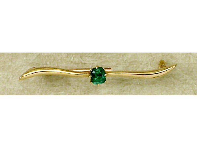 Appraisal: EMERALD BAR PIN k yellow gold bar pin with polished