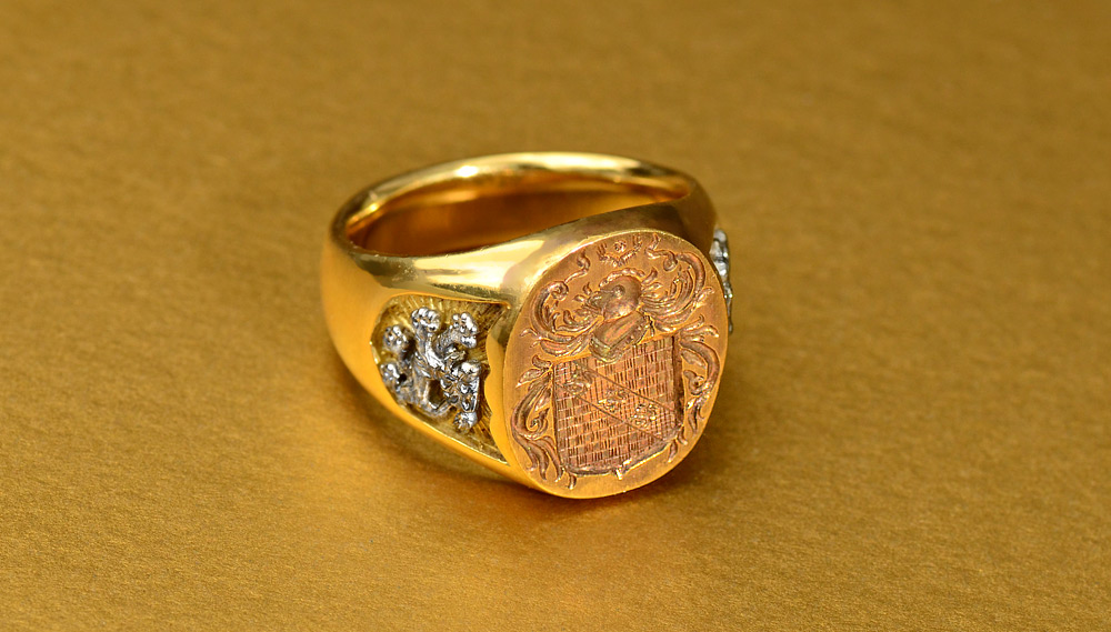 Appraisal: K INTAGLIO COAT OF ARMS MAN'S RING k yellow gold