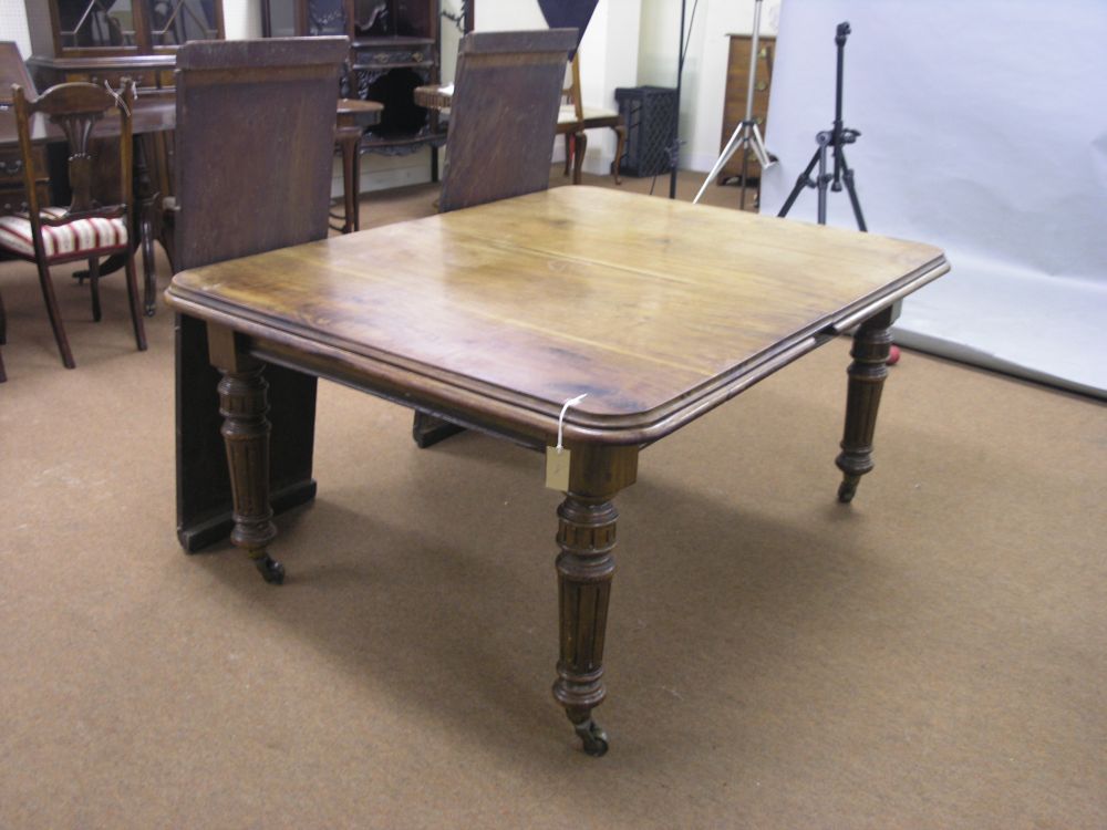 Appraisal: An early Victorian mahogany extending dining table wind action with