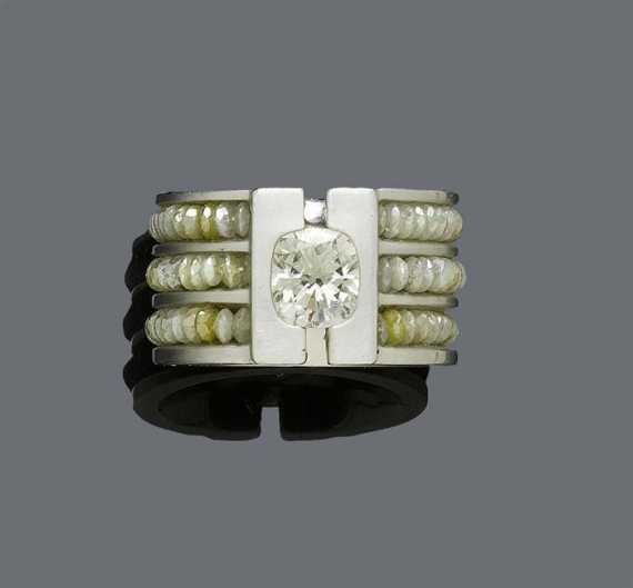 Appraisal: DIAMOND RING VONR TI DESIGN White gold Very fancy broad