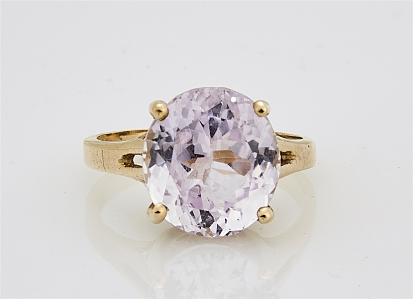 Appraisal: k yellow gold and kunzite ring kunzite weighing approx ct