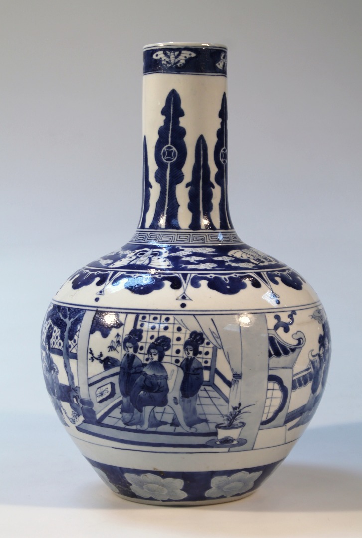 Appraisal: An early thC Chinese blue and white earthenware vase the