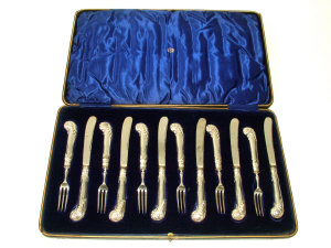 Appraisal: An Edwardian cased set of six pistol grip silver handled