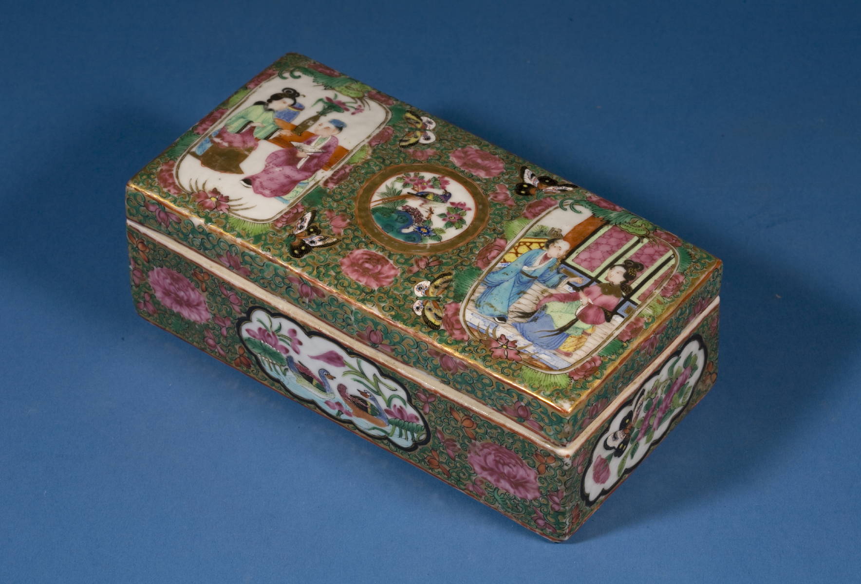 Appraisal: CHINESE EXPORT PORCELAIN ROSE MANDARIN RAZOR BOX WITH VIGNETTE OF