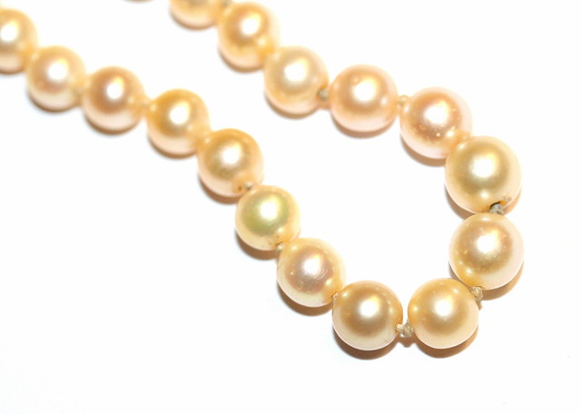 Appraisal: A GRADUATED CULTURED PEARL NECKLACE with a single stone diamond