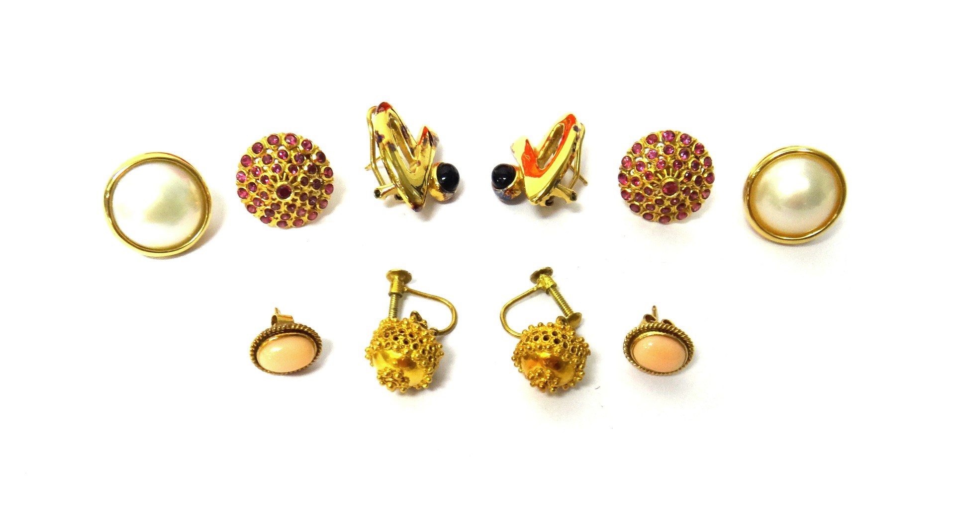 Appraisal: A pair of gold and coral set oval earstuds the