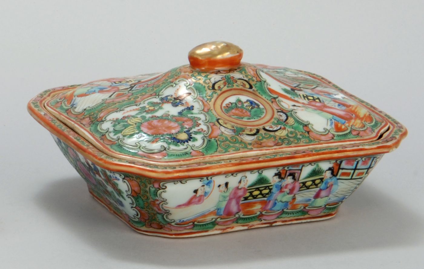 Appraisal: CHINESE EXPORT ROSE MEDALLION PORCELAIN COVERED VEGETABLE DISH th CenturyIn