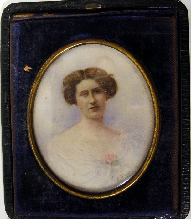 Appraisal: Edwardian portrait miniature of a young woman in a velvet