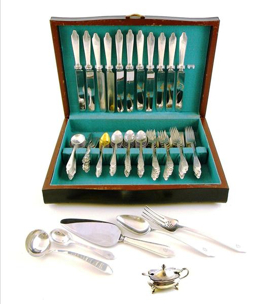 Appraisal: SILVER Tiffany Co sterling silver flatware set in wooden box